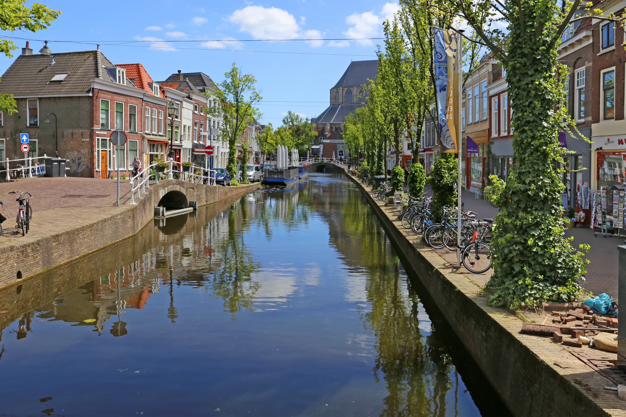 Kanaal in Delft met de Nieuwe Kerk op de achtergrond